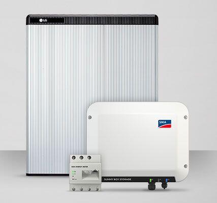 Ein silberner Stromspeicher von LG mit Zusatzkomponenten im Vordergrund